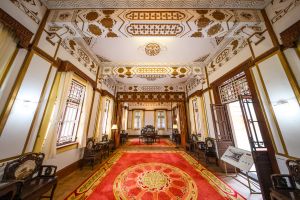 图示大宅昔日用作宴客的紫檀厅。