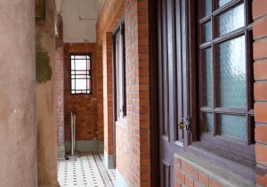 家佣起居的副楼楼高两层，设有多个并排房间，以外廊相连。