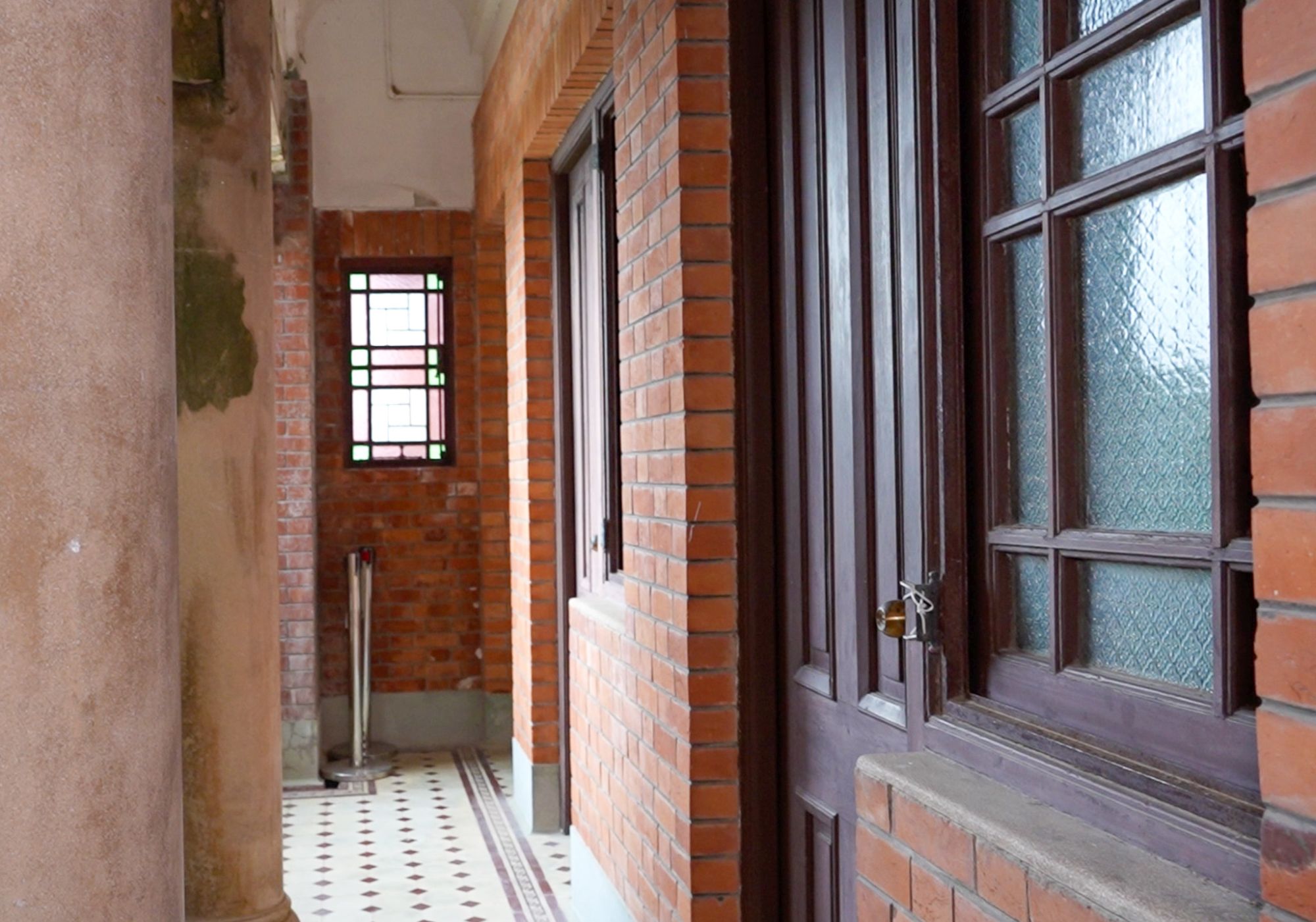 家佣起居的副楼楼高两层，设有多个并排房间，以外廊相连。