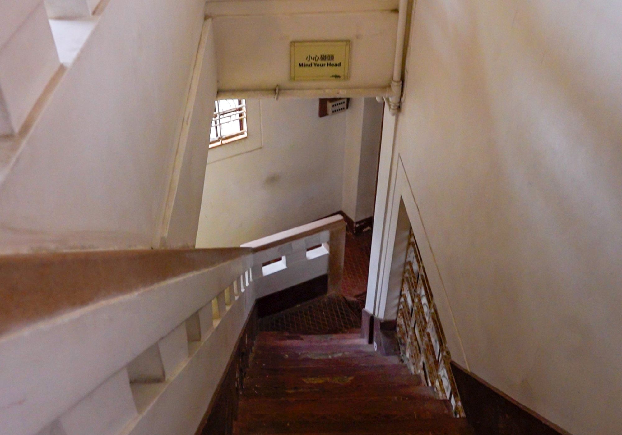 家佣出入均会使用较为狭窄的「妹仔梯」穿梭大宅。