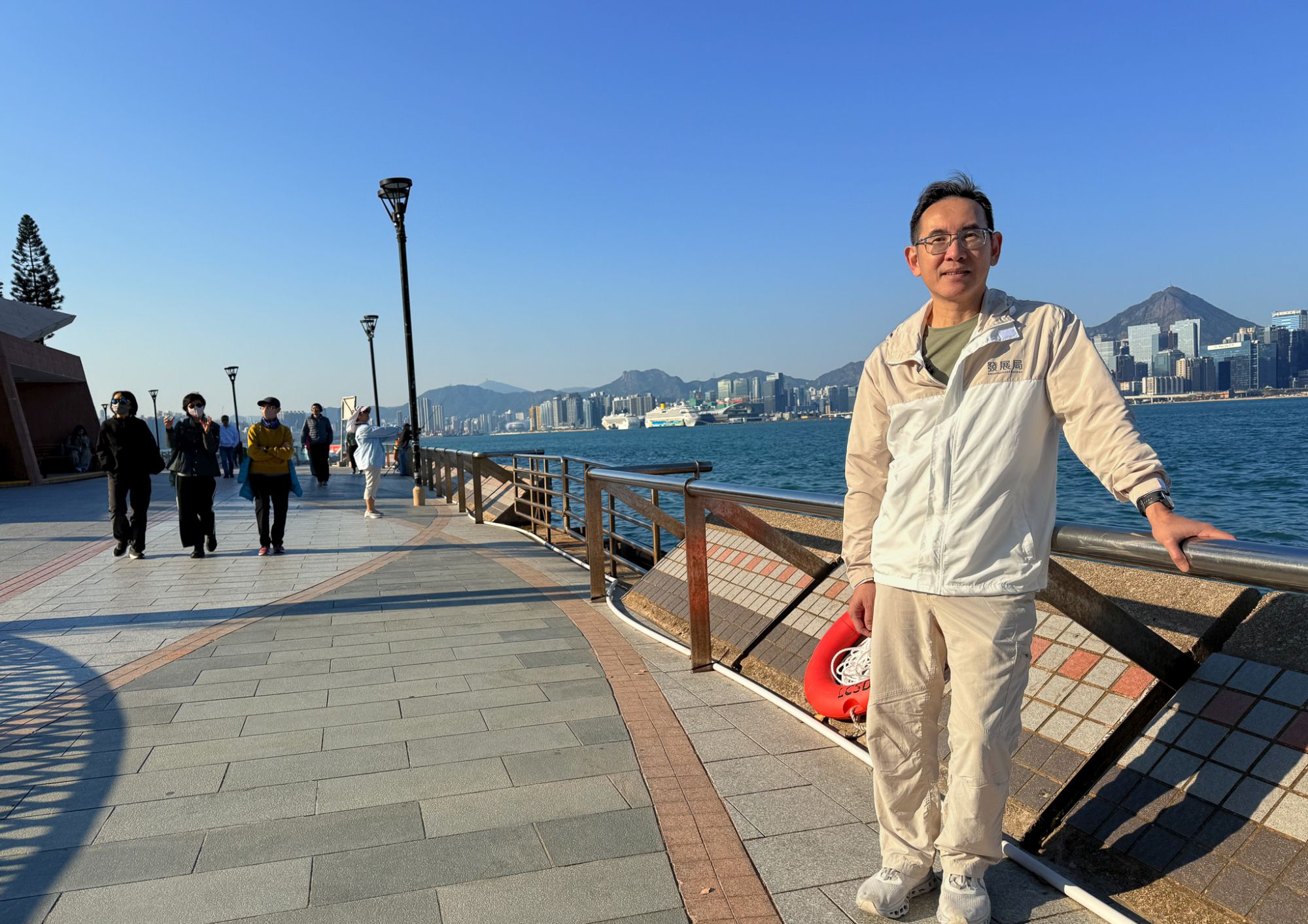 发展局副局长林智文表示，东岸板道（东段）已于早前开放，标志着全长约13公里的港岛北岸海滨全线贯通，为市民及游客提供连贯、畅达且多元的亲水公共空间。