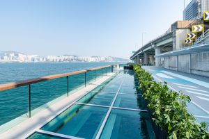 东岸板道（东段）划分为四大主题区&mdash;「漮&middot;水空之镜」、「渡&middot;宠物花园」、「演&middot;艺创长廊」及「瀚&middot;閒聚枢纽」，汇聚多项特色设施，亦融入多项艺术创作，为海滨注入无限活力。