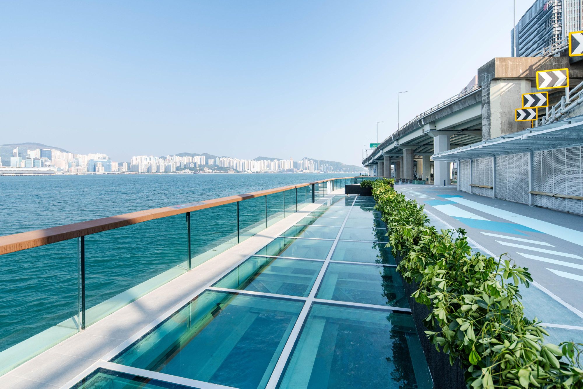 东岸板道（东段）划分为四大主题区—「漮·水空之镜」、「渡·宠物花园」、「演·艺创长廊」及「瀚·闲聚枢纽」，汇聚多项特色设施，亦融入多项艺术创作，为海滨注入无限活力。