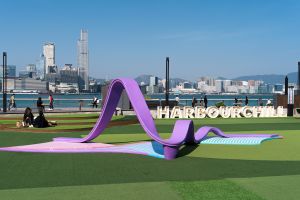 图示「海滨涟连」户外艺术装置。