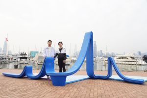 本地建筑师黄鋈晖（左）表示，「海滨涟连」系列由六组独具特色的艺术装置组成，以优美线条串连港岛北岸的海滨长廊，突显临海空间的连通性，让市民在漫步中感受崭新的海滨体验。