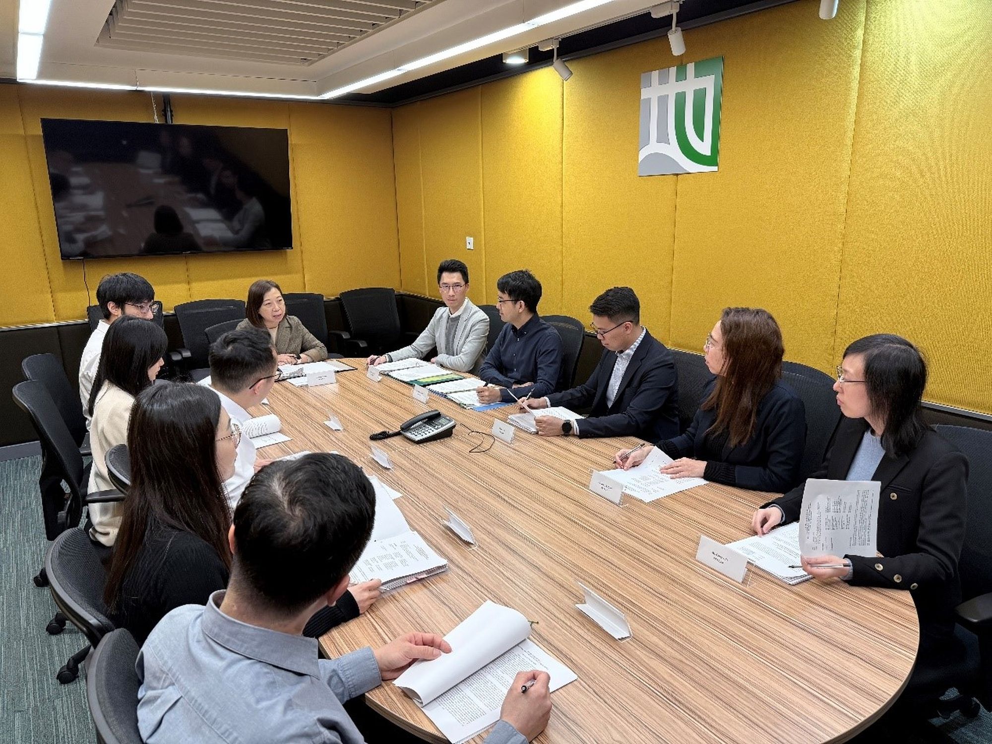 地政总署同事开会。