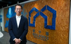 屋宇署署长何镇雄表示，针对北部都会区内适用的发展项目，得到相关政府部门配合，屋宇署会进一步加快处理首次提交或经重大修订的一般建筑图则，将审批时间由现时的60天缩短至45天。