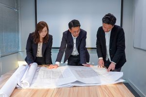 第一层先由屋宇署首长级第一级人员统筹及协调各部门的意见，按需要联同部门代表共同商讨审批原则性事宜。