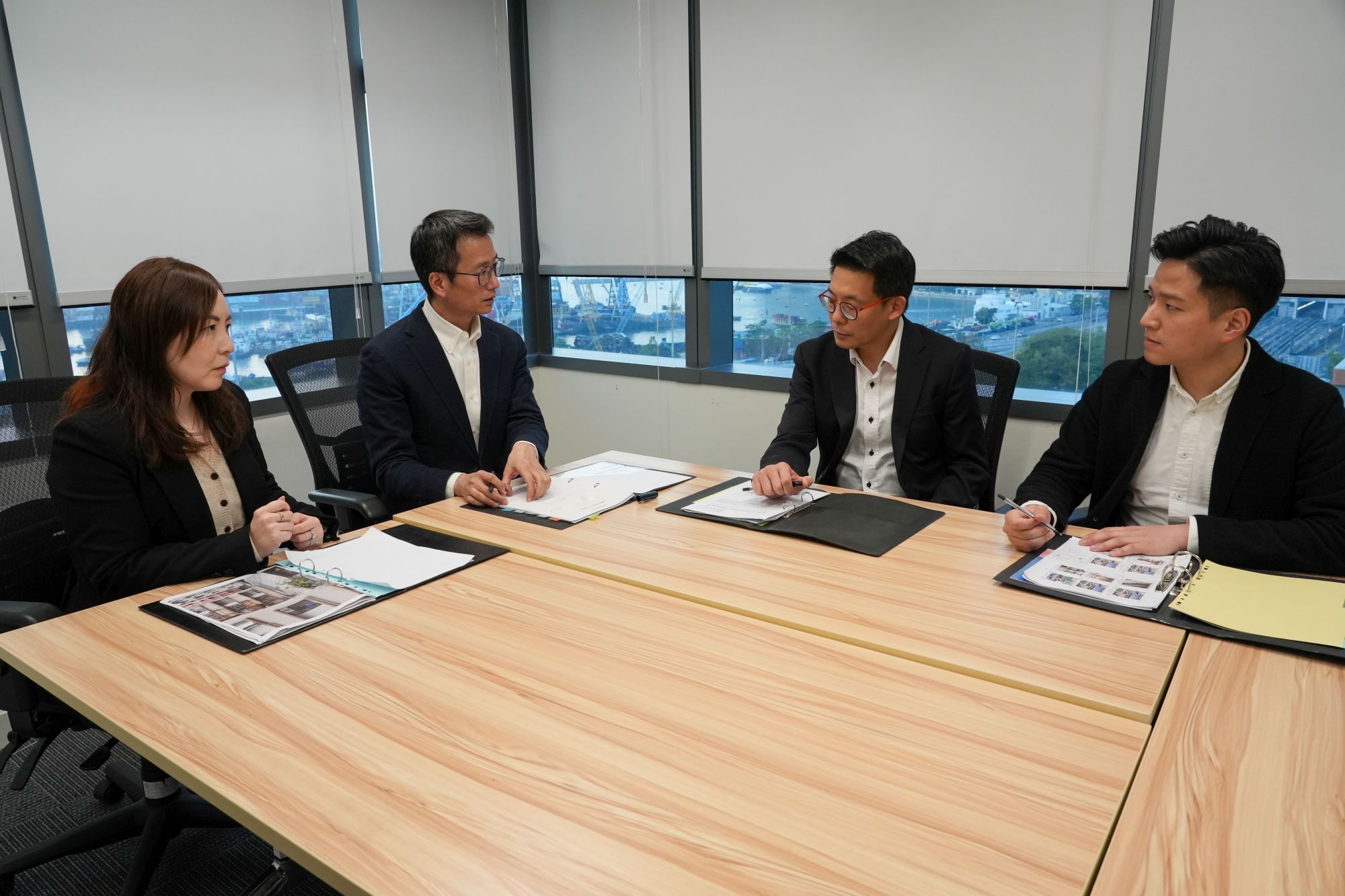 屋宇署署长何镇雄（左二）表示，屋宇署目标是至少八成适用项目，在不涉及重大规划、土地或消防安全问题的前提下，能于首次或第二次提交图则时获得批准。