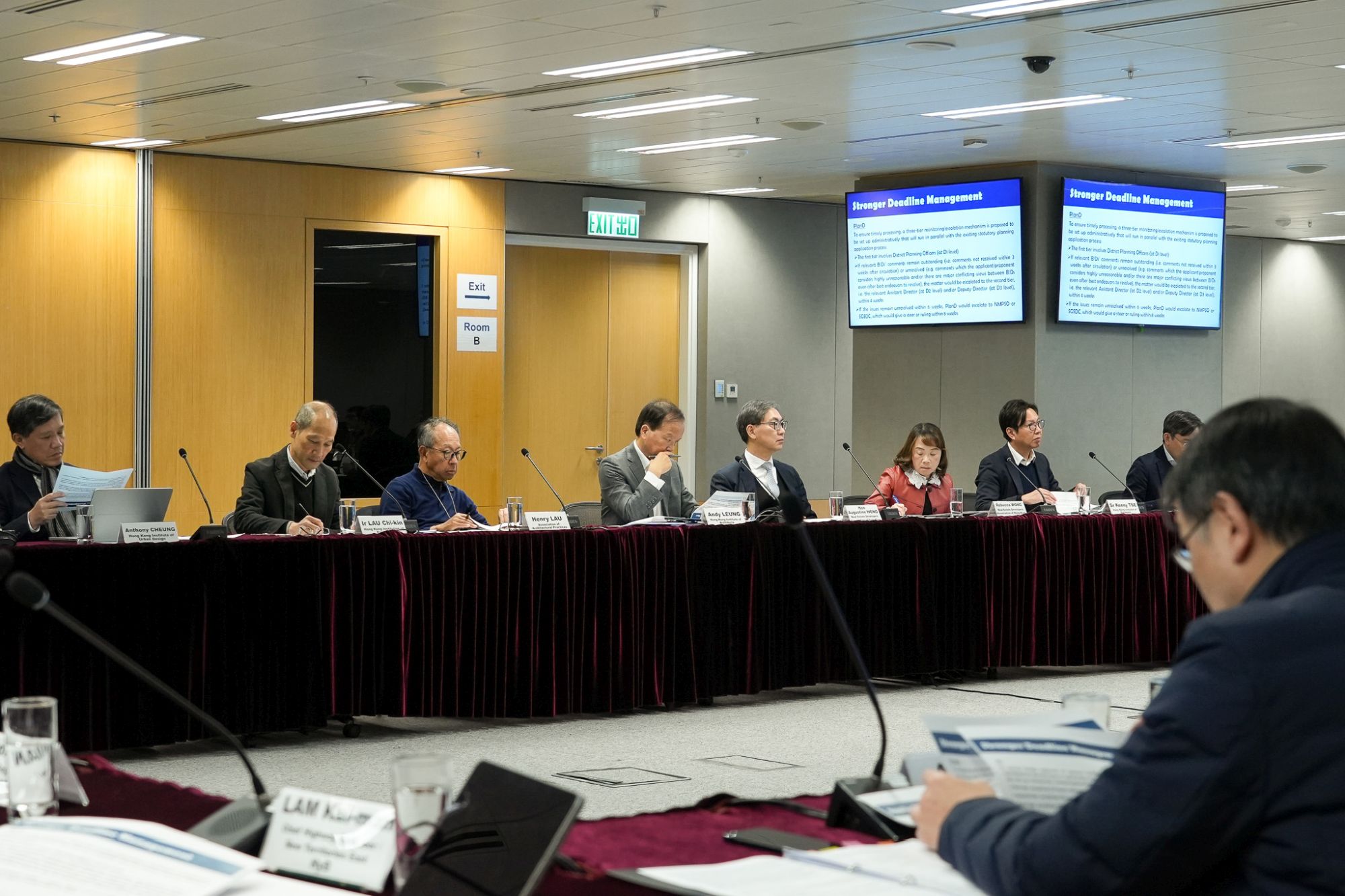 发展局两个小组会定期举行会议，处理个案和监察绩效。