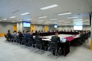 发展局两个小组会定期举行会议，处理个案和监察绩效。