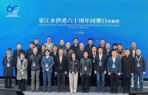 水务署上星期日（二月一日）在将军澳海水化淡厂举行「东江水供港六十周年同乐日」。图示发展局局长甯汉豪（第一排中）、中央人民政府驻香港特别行政区联络办公室教育科技部副部长叶水球（第一排右五）、发展局常任秘书长（工务）刘俊杰（第一排左五）、水务署署长黄恩诺（第一排左四）、食水安全谘询委员会主席陈汉辉博士（第一排左三）与一众嘉宾及东江水供港六十周年纪念活动的合作单位代表，在同乐日启动礼合照。