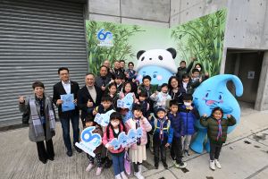 水务署吉祥物「滴惜仔」现身场内多个「打卡」点，嘉宾亦与参与活动的小朋友和「滴惜仔」合照。