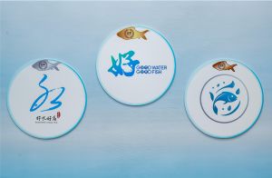 庆祝东江水供港六十周年&mdash;「好水好鱼标志创作比赛」的冠军（中）、亚军（左）及季军（右）得奖作品。