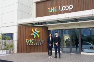 土拓署西拓展处工程师庄雪仪（左）和土拓署西拓展处工程师吕泳煌（右）介绍河套社区联络中心名为「河套科创筑城馆」。