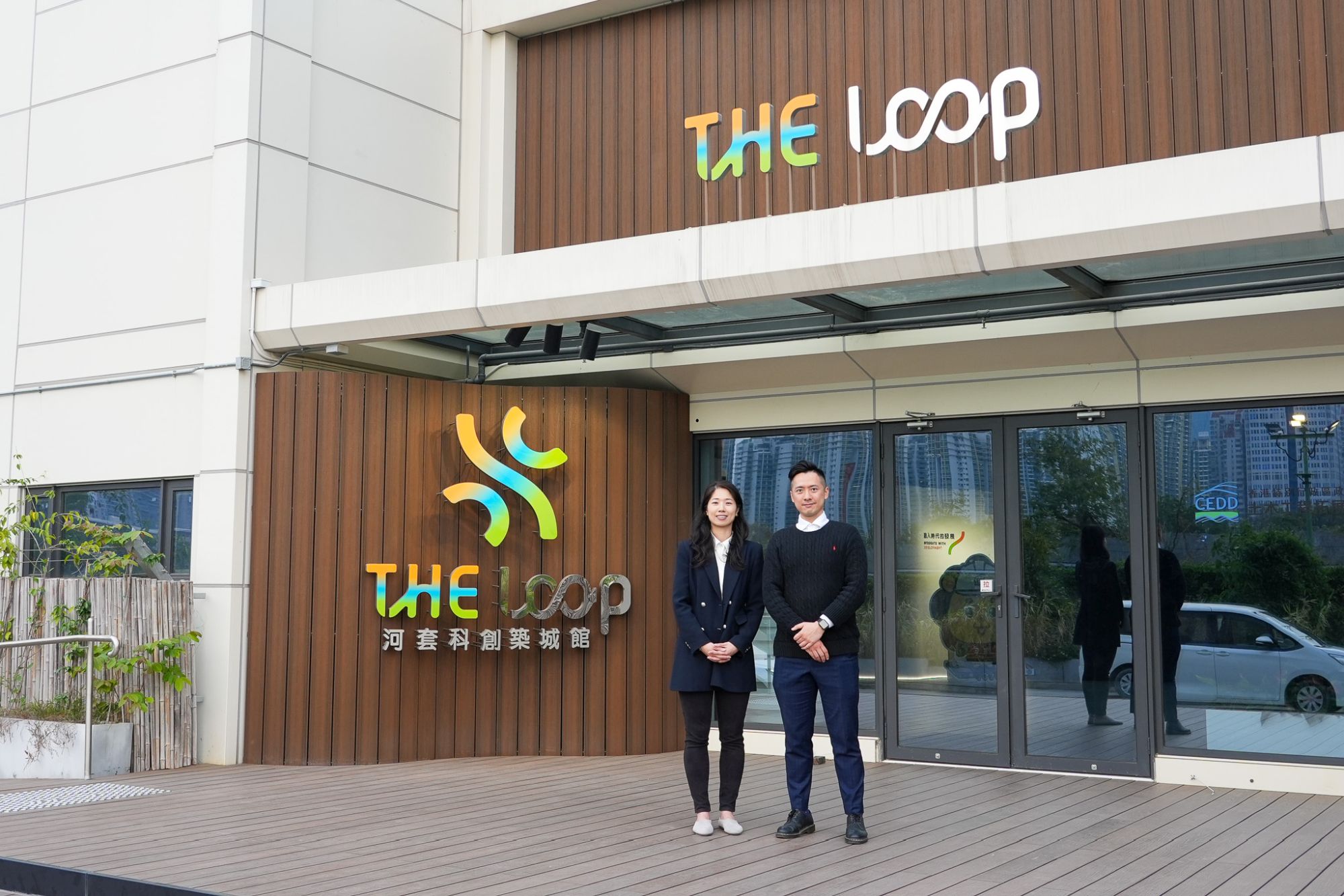 土拓署西拓展处工程师庄雪仪（左）和土拓署西拓展处工程师吕泳煌（右）介绍河套社区联络中心名为「河套科创筑城馆」。