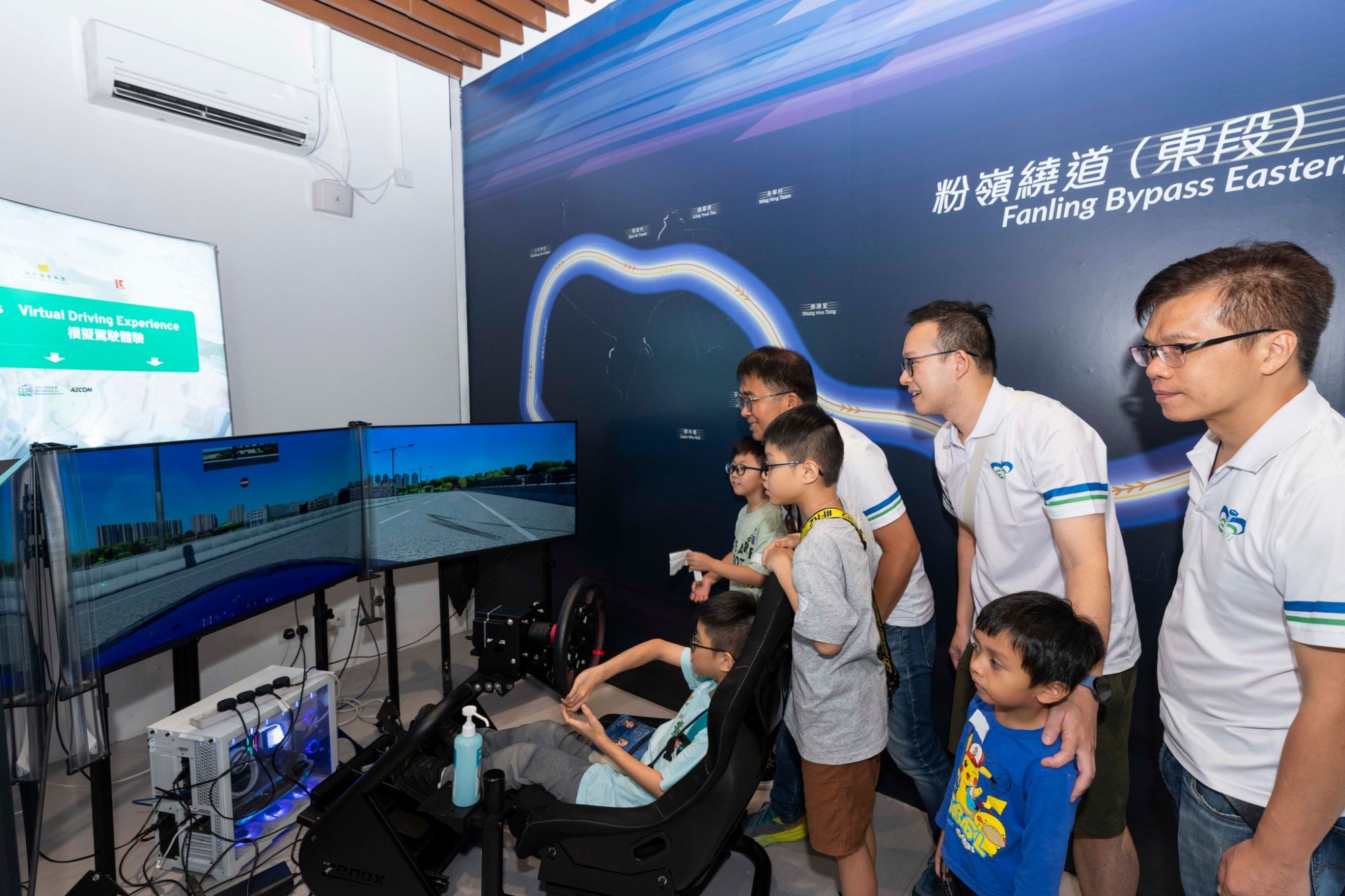 最受学生欢迎的就是模拟驾驶游戏，透过多个萤幕，体验飞驰于粉岭绕道（东段），了解相关基建发展。