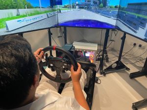 最受学生欢迎的就是模拟驾驶游戏，透过多个萤幕，体验飞驰于粉岭绕道（东段），了解相关基建发展。