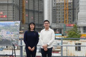 土拓署北拓展处工程师郑允健（右）和土拓署北拓展处工程师陈晓彤（左）介绍计划在古洞北新发展区设立一个较大型、「一馆多用」的北都核心展厅。