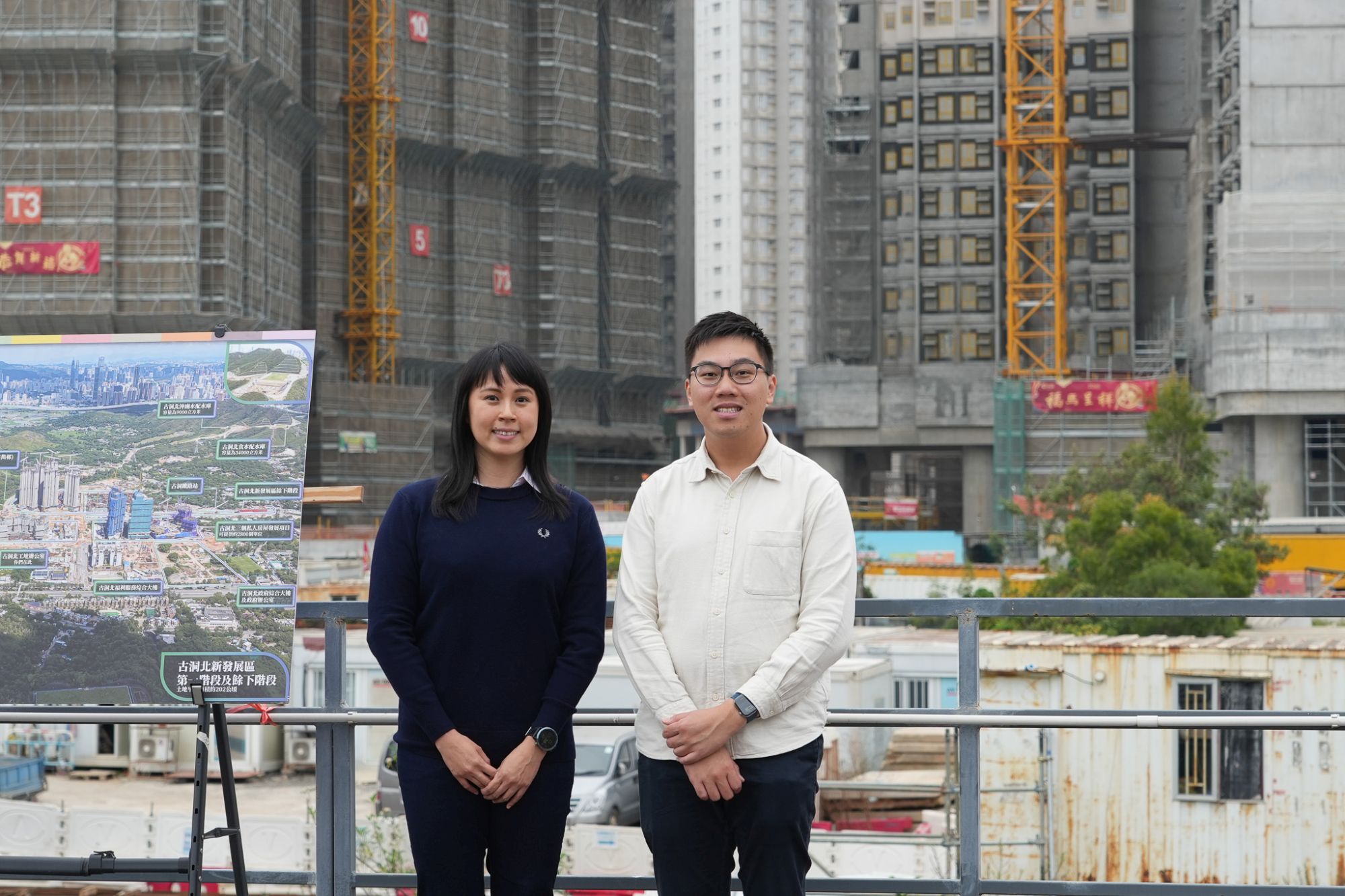 土拓署北拓展处工程师郑允健（右）和土拓署北拓展处工程师陈晓彤（左）介绍计划在古洞北新发展区设立一个较大型、「一馆多用」的北都核心展厅。