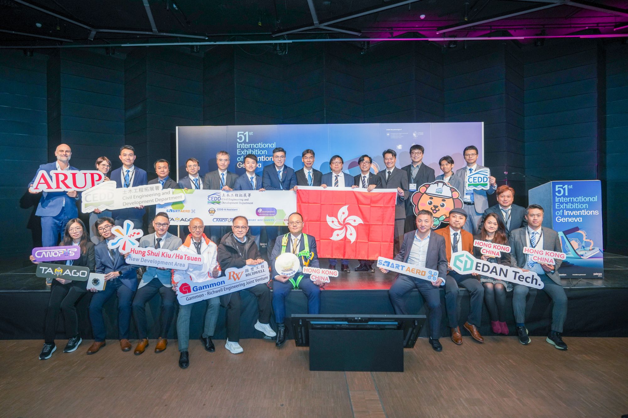 土木工程拓展署团队于颁奖礼上合照。