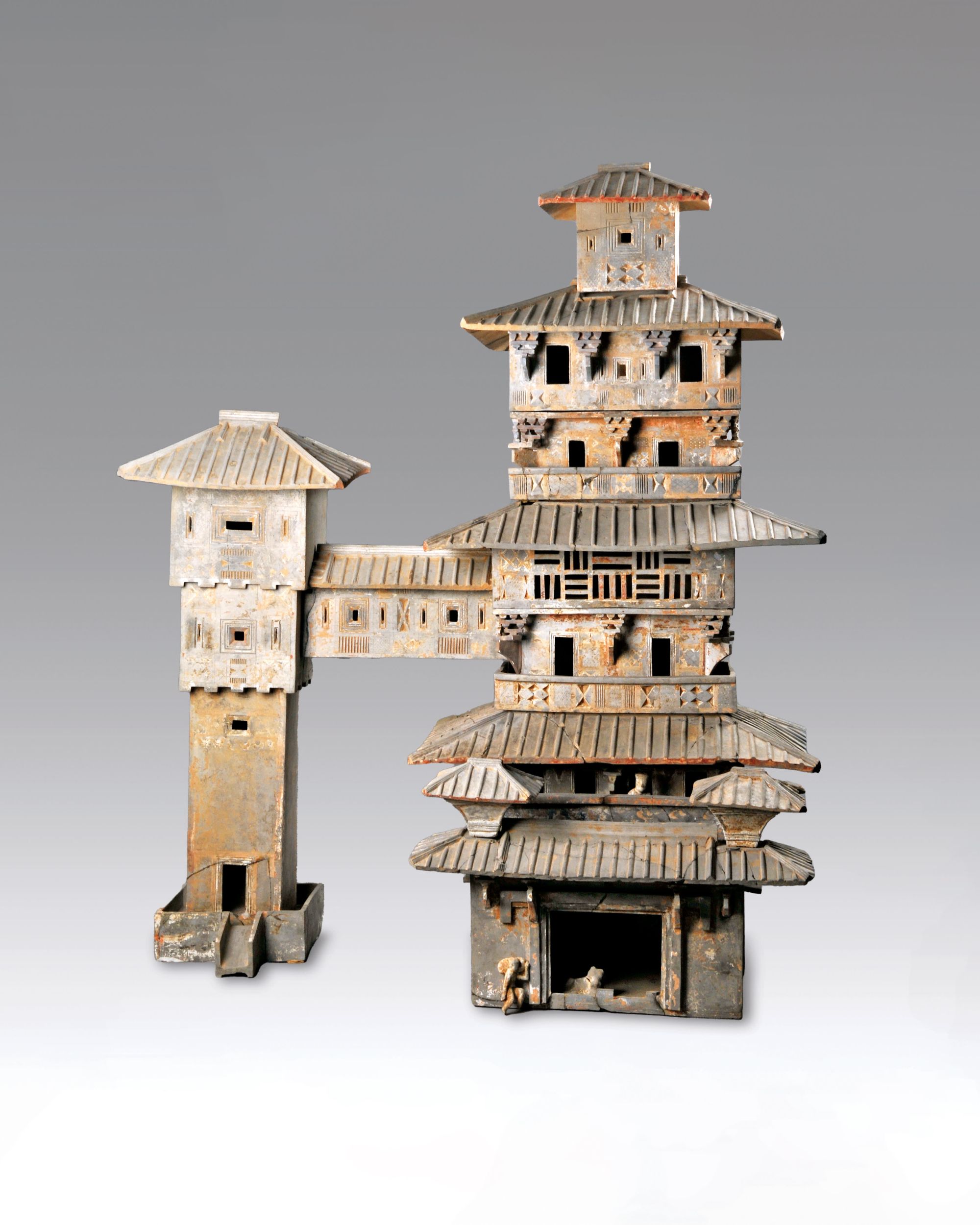 七层连阁式彩绘陶仓楼（焦作市博物馆藏）