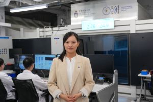 香港建科院项目经理严彤欣介绍，香港建科院与土木工程拓展署联同香港科技大学的「风洞实验室」，为隔音屏障设计参数寻求更精准的科学依据，从而在设计上达到更高的成本效益。