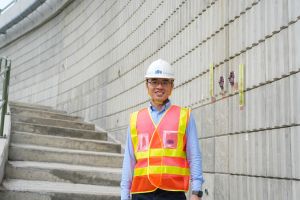 香港建科院项目经理刘开诚介绍，香港建科院联同土木工程拓展署及路政署，在元朗十八乡路交汇处兴建往元朗公路分支路的路堤建造工程中，采用了由本地业界研发的创新物料&mdash;「高延性轻质复合混凝土」（LD-ECC）。