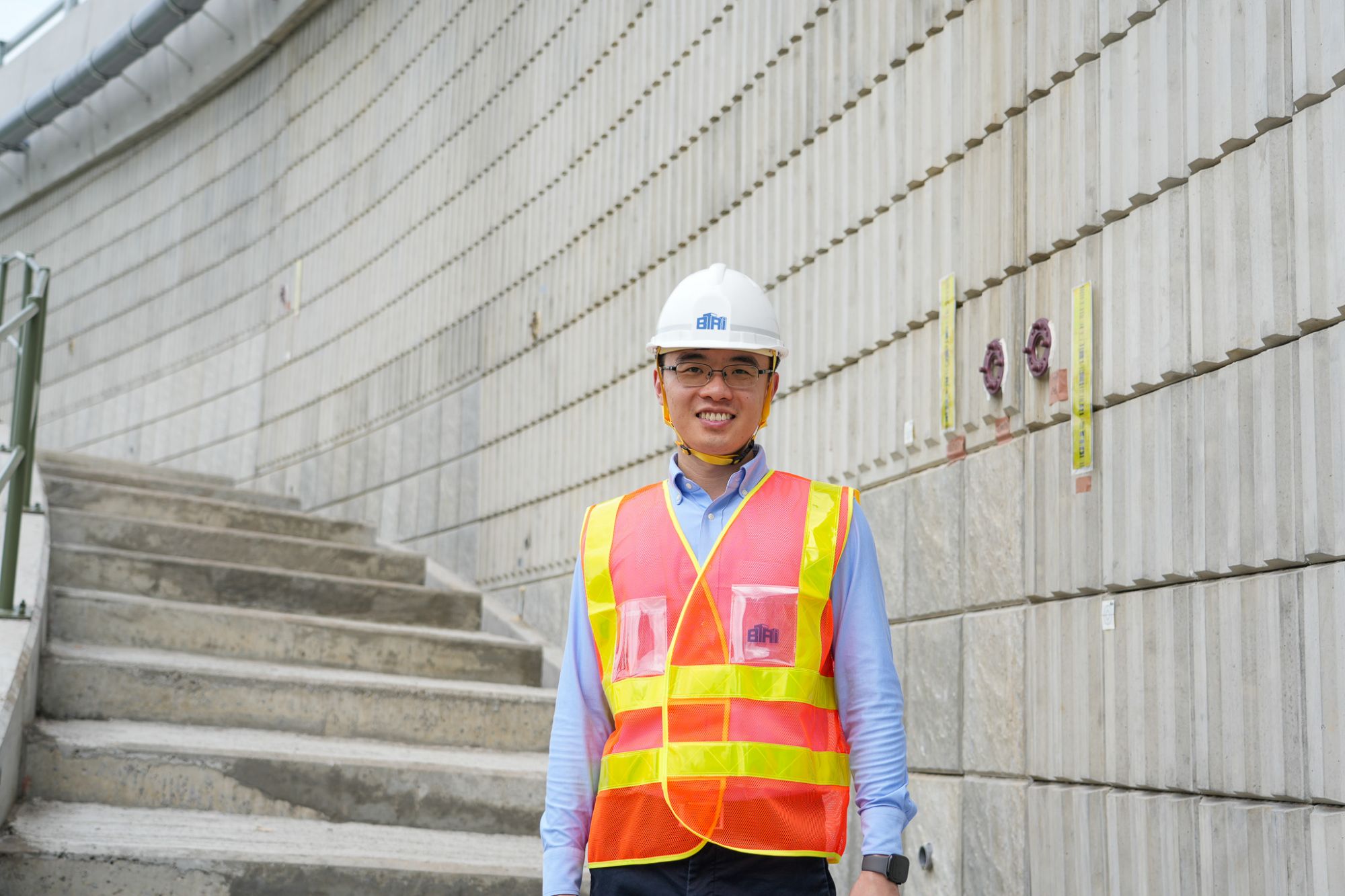 香港建科院项目经理刘开诚介绍，香港建科院联同土木工程拓展署及路政署，在元朗十八乡路交汇处兴建往元朗公路分支路的路堤建造工程中，采用了由本地业界研发的创新物料—「高延性轻质复合混凝土」（LD-ECC）。