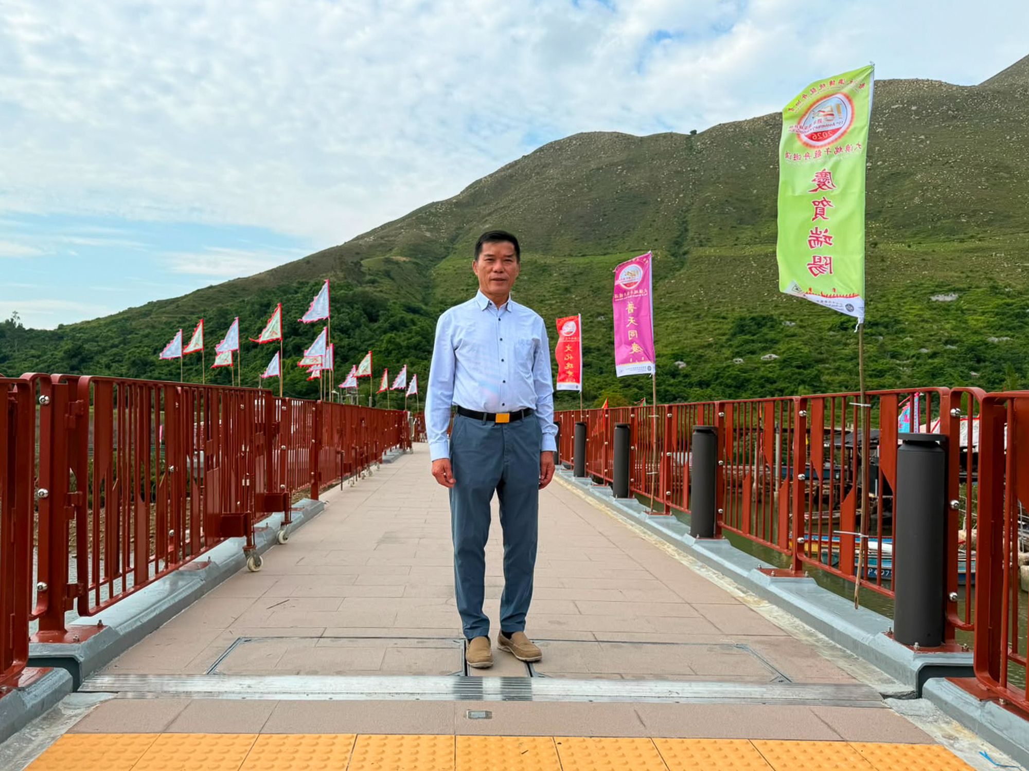 大澳乡事委员会主席何绍基表示，「大澳改善工程」对大澳居民来说非常重要，而双桥落成更别具意义。新桥改善了社区的通达性，方便居民日常往来河涌两岸，特别是长者及行动不便人士出行更安全和便捷。
