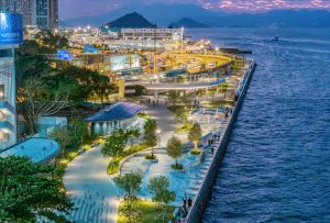西营盘海滨公园为市民提供优质临海公共空间，设有观景平台、共融游乐设施及特色主题设计等，集休閒玩乐与景观功能于一身。公园早前荣获香港园境师学会2025年「卓越公共发展项目」银奖。