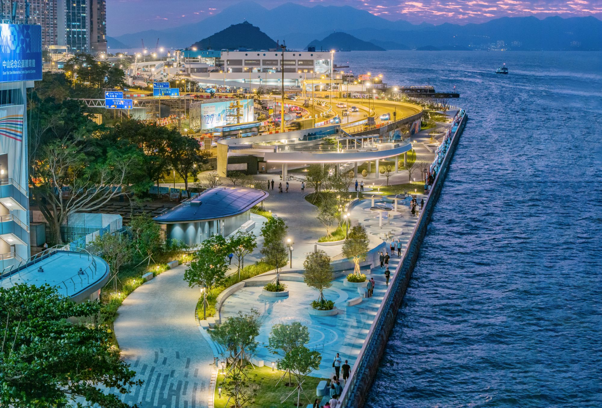 西营盘海滨公园为市民提供优质临海公共空间，设有观景平台、共融游乐设施及特色主题设计等，集休闲玩乐与景观功能于一身。公园早前荣获香港园境师学会2025年「卓越公共发展项目」银奖。
