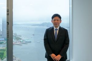 香港测量师学会产业测量组副主席邝伟贤表示，自项目办成立后，每当遇上问题，项目倡议人或业界可向项目办寻求协助，而项目办担当着「促进者」角色，协助跟进项目的规划、地契修订、建筑图则以及其他发展审批申请。
