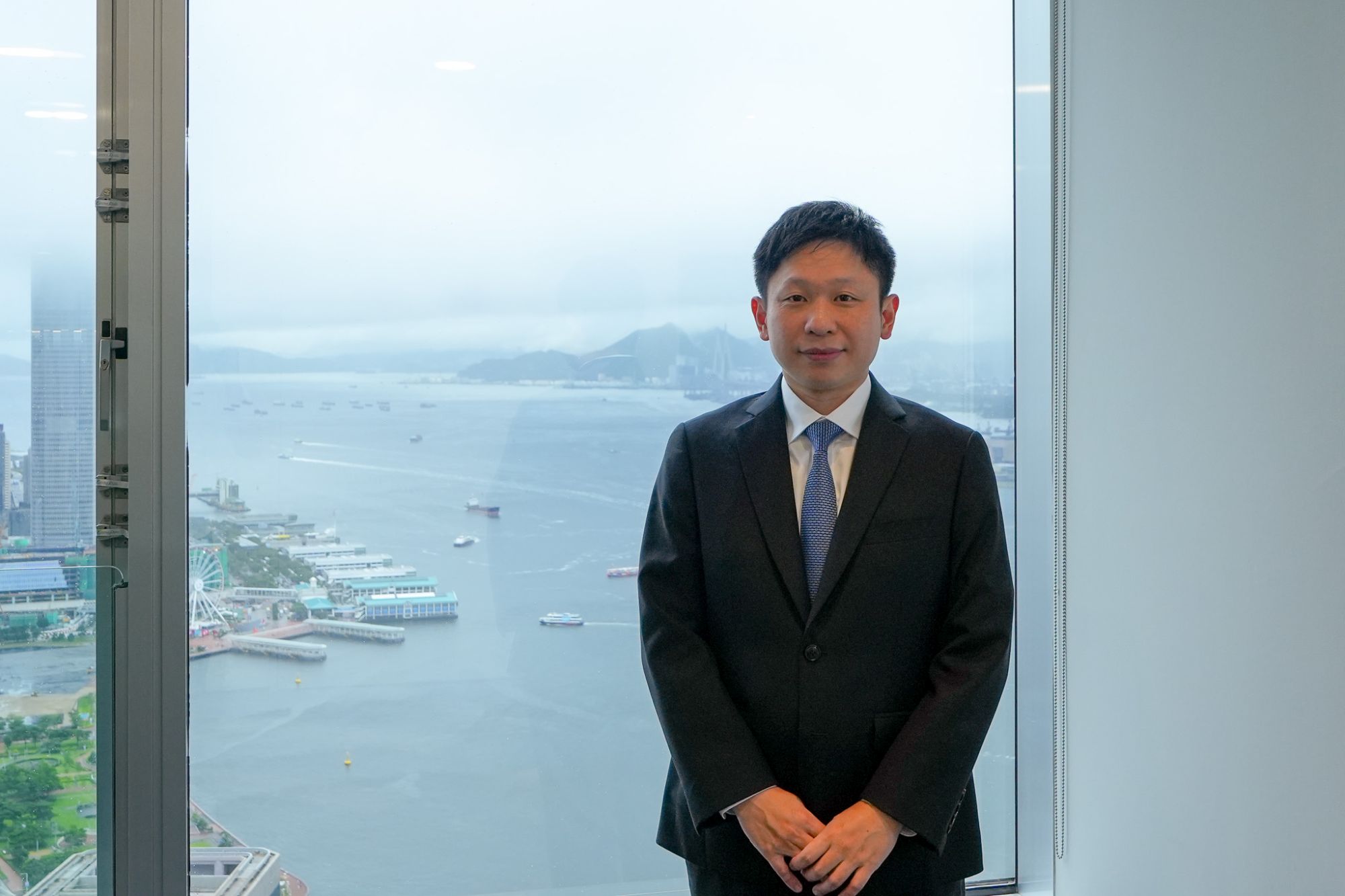 香港测量师学会产业测量组副主席邝伟贤表示，自项目办成立后，每当遇上问题，项目倡议人或业界可向项目办寻求协助，而项目办担当着「促进者」角色，协助跟进项目的规划、地契修订、建筑图则以及其他发展审批申请。
