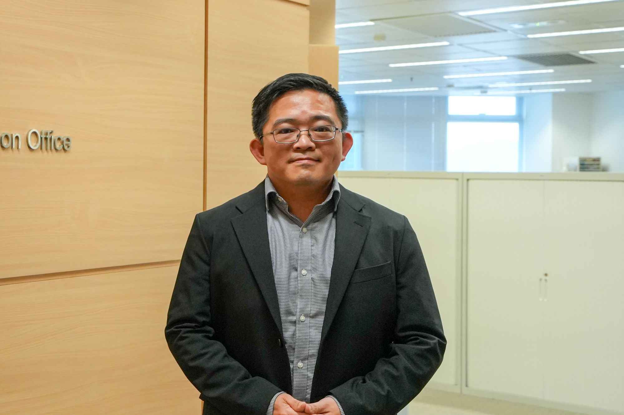 项目办土地测量师吴萤廸表示，政府现时以「金钱补偿与协调服务并行」的政策方针支援受政府发展项目影响的棕地作业者。