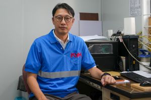 金源行铁仓有限公司的露天贮存业务原本位于洪水桥／厦村新发展区的工程范围内，公司技术经理李其信表示，三年前已开始谘询项目办以识别区内周边适合重置业务的私人土地。现时他们已搬迁至新地方，并很高兴可以继续营运业务。