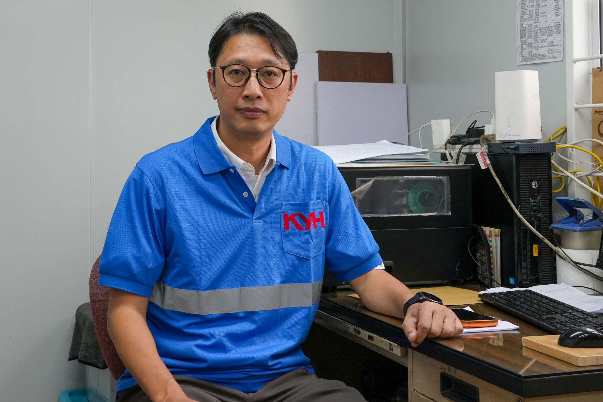 金源行铁仓有限公司的露天贮存业务原本位于洪水桥／厦村新发展区的工程范围内，公司技术经理李其信表示，三年前已开始咨询项目办以识别区内周边适合重置业务的私人土地。现时他们已搬迁至新地方，并很高兴可以继续营运业务。