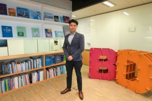 为鼓励居家安老，2023年《施政报告》宣布，由财政司副司长领导「推动长者友善楼宇设计」工作组，统筹跨政策局，制定有关推动长者友善楼宇设计的建议。有关建议透过强制性规定和鼓励性设计，双管齐下推动落实方案，其中强制性规定已于8月1日正式生效。屋宇署屋宇测量师何昆谕介绍有关措施。