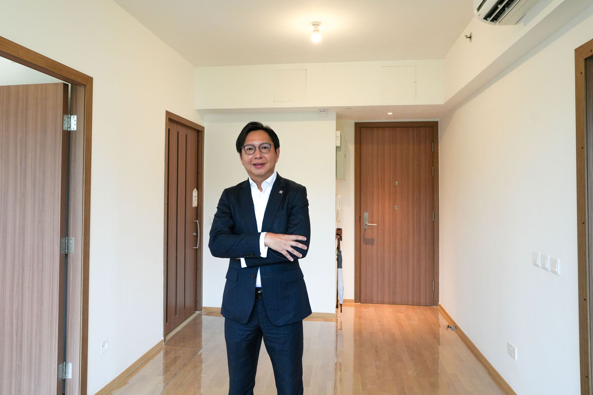 香港测量师学会副会长及建筑政策小组主席谢志坚形容，业界普遍支持相关强制性规定，认为新规定旨在推动长者友善的建筑环境，不会对业界及市民构成太大额外负担。