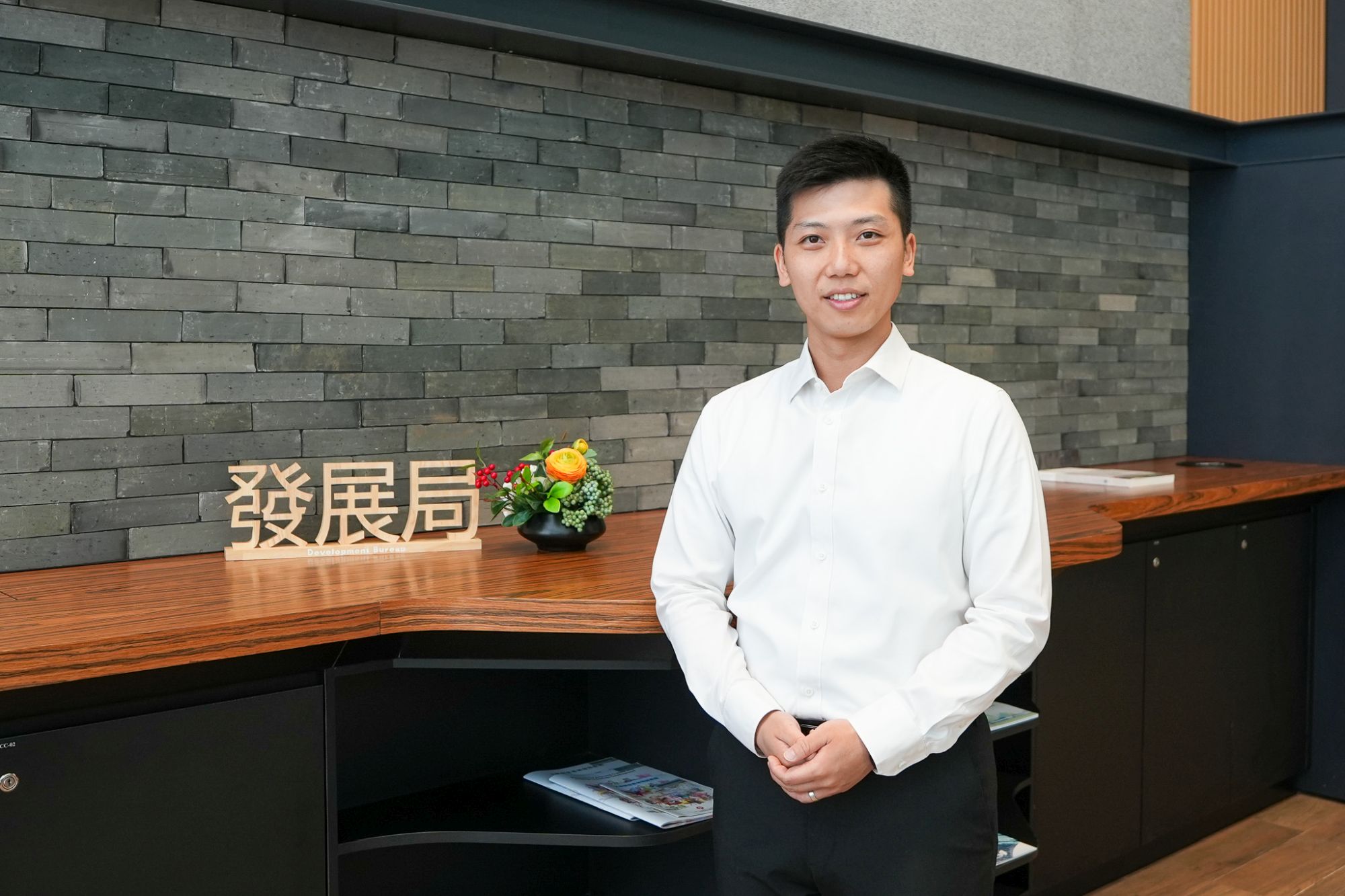 发展局助理秘书长（计划管理）罗梓馨表示，为推进机械人的广泛应用，发展局于2025年12月推出政策，要求所有工务工程在合适的工序上采用「高效建造机械人」，首批四类「高效建造机械人」包括遥控天秤系统、焊接机械人、钻孔机械人和进度监测无人机。