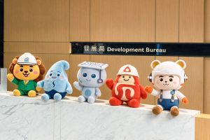 五个工务部门的吉祥物，包括（左起）土木工程拓展署「工程狮」、水务署「滴惜仔」、渠务署「下水水」、建筑署「筑梦家」及机电工程署「机智啤啤」，介绍其部门应用自动探索或自主研发的机械人。