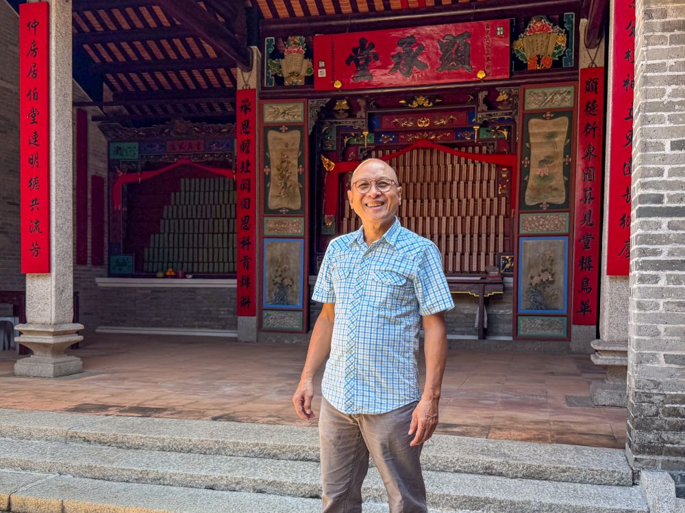 显承堂修葺委员会主席廖崇兴表示，显承堂成立理念是推广教育，初期是俗称「卜卜斋」的书塾，其后曾办凤溪幼稚园，为村民提升教育水平，祠堂内的牌匾亦列有考取功名的族人。