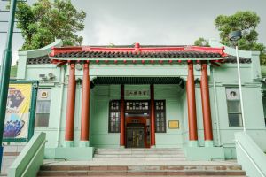 前元朗公立中学当年是新界第一所官立中学。校舍由元朗绅商发起募捐，政府配对拨款并拨出官地兴建，体现当时政府与地区士绅携手办学的理念。校舍属二级历史建筑，现时用作东华三院马振玉纪念中学（附设宿舍）。