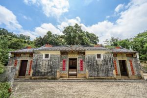 屏山文物径是香港首条文物径，沿途有多项历史建筑，包括达德公所和清暑轩，见证了抗日战争的岁月。图为达德公所（上）及清暑轩（下）。