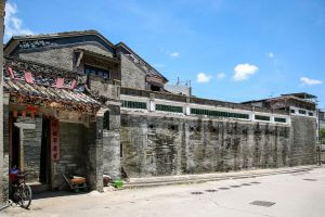 屏山文物径是香港首条文物径，沿途有多项历史建筑，包括达德公所和清暑轩，见证了抗日战争的岁月。图为达德公所（上）及清暑轩（下）。