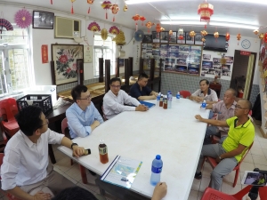 （左起）发展局政治助理冯英伦、副局长廖振新、土木工程拓展署土木工程处处长刘俊杰、土木工程处项目组长李民就，聆听滘西村村民（右）对改善码头计划的意见。他们都十分支持政府改善码头，期望工程尽快动工。