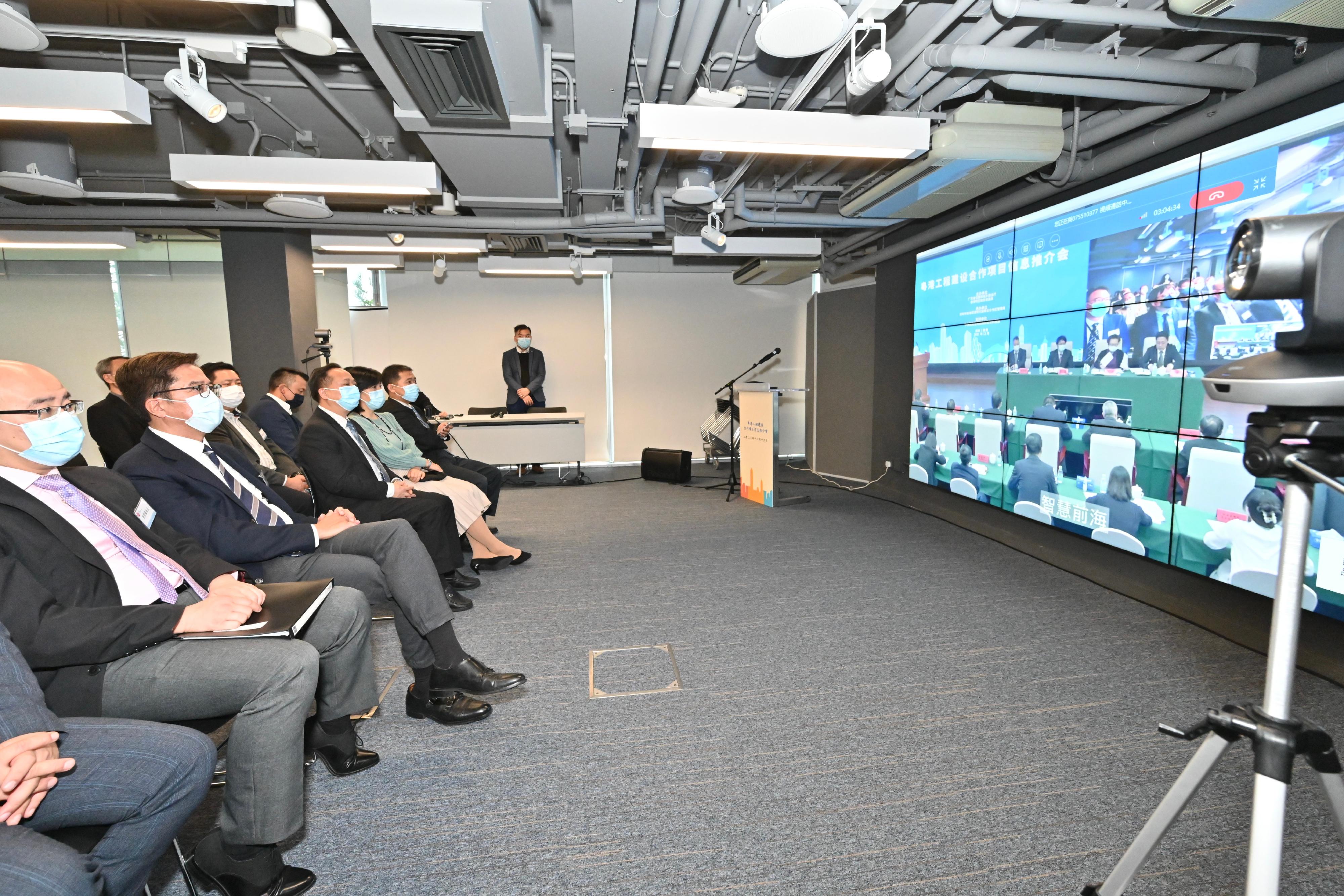 发展局今日（十二月十六日）与广东省住房和城乡建设厅合办「粤港工程建设合作项目信息推介会」，向香港建筑、测量、规划、园境和工程业界介绍未来可供香港企业在粤港澳大湾区参与的建筑设计及市政工程项目。