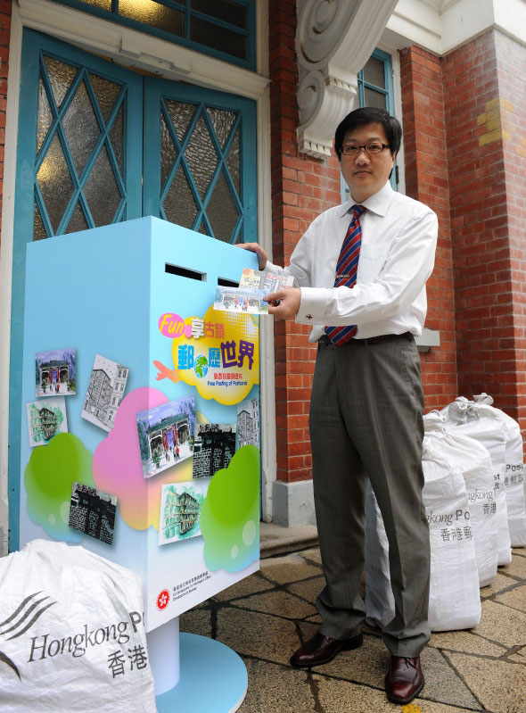 文物保育专员陈积志於「Fun．享古迹　邮．历世界」活动上投寄印有历史建筑绘画比赛得奖作品的明信片，广泛传递文物保育的信息。
