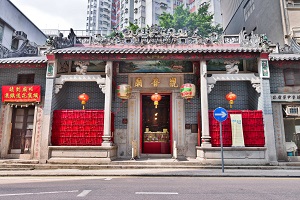 Kwun Yam Temple in Hung Hom is particularly popular during the Kwun Yam Open Treasury