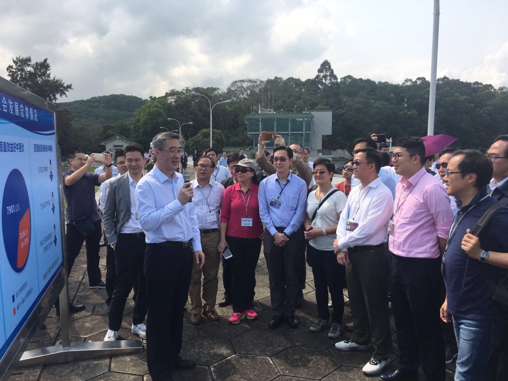 深圳市副秘書長王剛向議員講解。